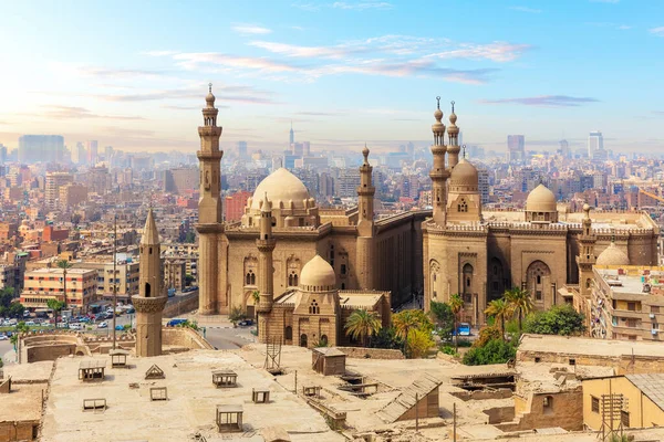 Moschea Madrassa Del Sultano Hassan Città Nella Nebbia Cairo Egitto — Foto Stock