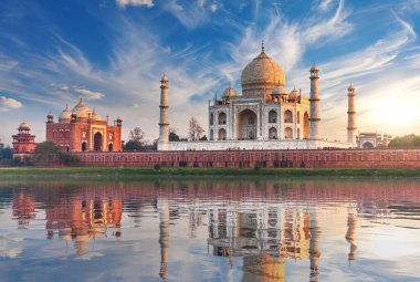 Taj Mahal gün batımında, Yamuna nehrinin arka manzarası, Agra, Hindistan