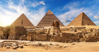 Giza Piramitleri 'nin önündeki muhteşem sfenks, ünlü Dünyanın Mucizesi, Mısır