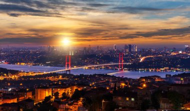 Günbatımında İstanbul 'daki Boğaz Köprüsü, Türkiye.