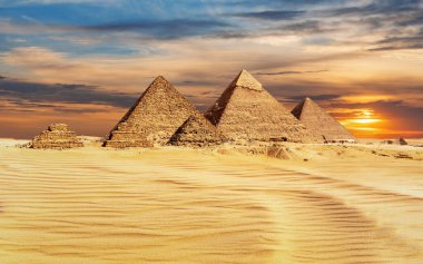 Gün batımında Mısır Piramitleri, ünlü Dünyanın Mucizesi, Giza.