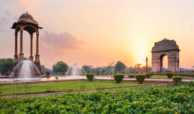 Yeni Delhi 'de günbatımında tepe örtüsü ve Hindistan Kapısı, Ulusal Savaş Anıtı manzarası.