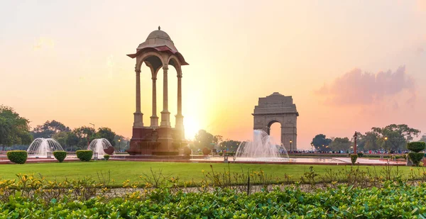 La Puerta de la India y el dosel al atardecer en Nueva Delhi, vista desde el Monumento Nacional a la Guerra — Foto de Stock