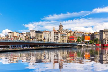 İstanbul 'daki Galata Kulesi ve Köprüsü, İstanbul Boğazı manzaralı.