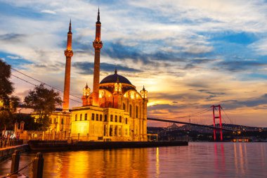 İstanbul 'un Büyük İmparatorluk Camii ve gece ışıklarındaki Boğaz Köprüsü.