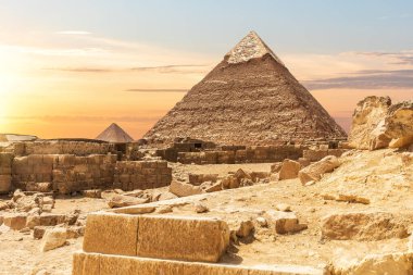 Giza Piramitleri yakınlarındaki Eski Mısır harabeleri