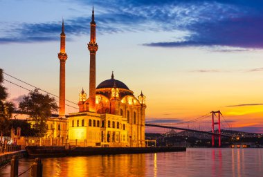 İstanbul, İstanbul 'daki Boğaz köprüsü yakınlarındaki Ortakoy Camii' nde gün doğumunda.