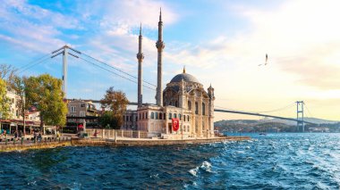 İstanbul 'daki Boğaziçi Köprüsü ve Ortakoy Camii Panoraması