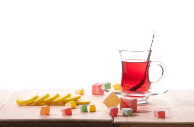 Geleneksel Türk çayı, limon ve lezzeti ahşap masada, beyaz arka planda izole edilmiş.