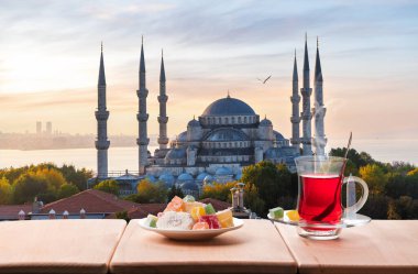 İstanbul 'daki Mavi Cami önünde geleneksel Türk çayı