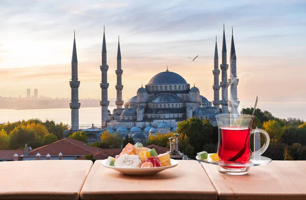 Té turco tradicional frente a la Mezquita Azul, Estambul — Foto de Stock