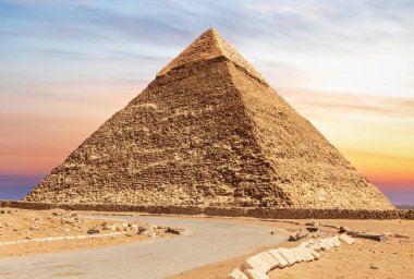 Mısır 'ın güneşli çöllerindeki Khafre Piramidi veya Chephren, Giza .