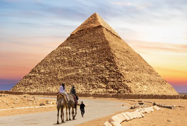 Turisté Velbloudech Beduínem Blízkosti Pyramidy Chefrenu Egypt — Stock fotografie