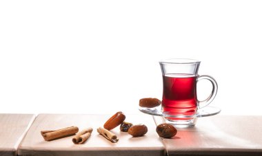 Beyaz zemin üzerinde izole edilmiş, tarçın çubukları ve tarihli Türk geleneksel çayı