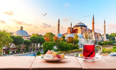 İstanbul 'daki Ayasofya Camii önünde geleneksel Türk çayı