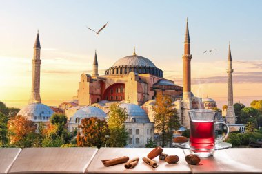 Ayasofya Camii ve yakınlardaki geleneksel Türk çay partisi, İstanbul