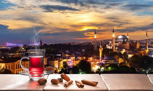 Puente del Bósforo y mezquita Santa Sofía con té turco, Estambul — Foto de Stock