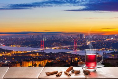 Türk çay partisi ve İstanbul 'daki Boğaz Köprüsü