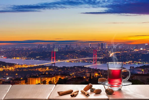 Thé turc et pont du Bosphore la nuit, Istanbul — Photo