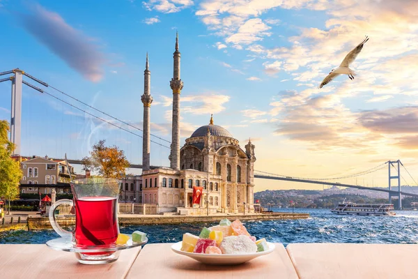 Мост Босфор, Ортакойская мечеть и турецкий чай, Стамбул — стоковое фото