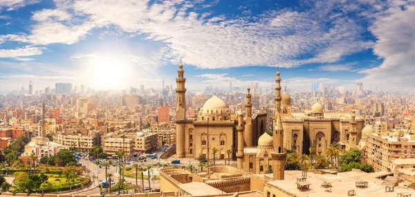Sultan Hasan 'ın Camii, Kahire silueti, Mısır — Stok fotoğraf