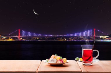 İstanbul, İstanbul ve Türkiye 'de, İstanbul köprüsü yakınlarındaki Türk çay partisi.