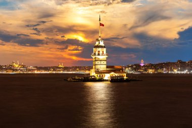 İstanbul 'un İstanbul Boğazı' ndaki Bakire Kulesi 'nde gece aydınlandı.