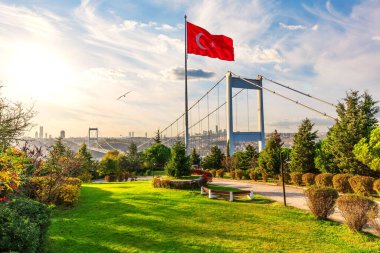 İstanbul 'daki İkinci Boğaz Köprüsü veya Fatih Sultan Mehmet Köprüsü yakınlarındaki Türk bayrağı.