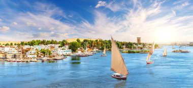 Mısır 'daki Aswan şehri, Nil nehrinin güzel manzarası felucca botlarıyla