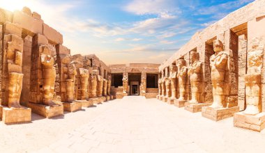 Karnak Tapınağı en ünlü manzara, Lüksör 'de güneşli bir gün, Mısır