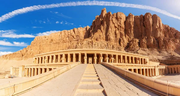 Hatszepsuts Temple and the cliffs, Luxor, Egipt — Zdjęcie stockowe