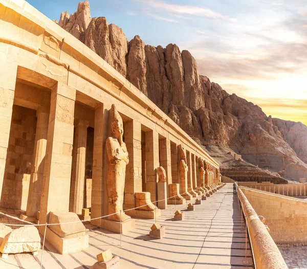 Храм Хатшепсут, северный колоннадный фасад верхней террасы, Луксор, Египет — стоковое фото