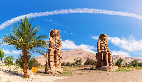 Memnon kolosszusai a luxori Theban Necropoliszban, Egyiptomban — Stock Fotó