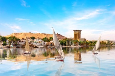 Nil ve yelkenliler Aswan 'da, Mısır' da, yaz manzarasında