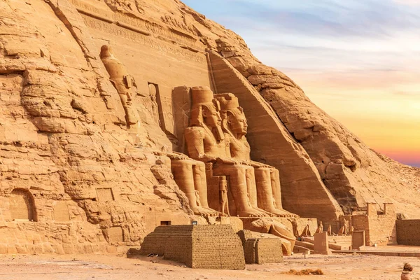 이집트의 아부 심 벨, 거대 한 신전들의 모습, 석양 빛 — 스톡 사진