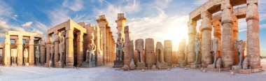 Eski Luxor Tapınağı manzarası, günbatımı manzarası, Mısır.