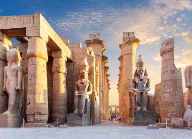 Luxor Tapınağı avlusu ve 2. Ramses heykelleri, Mısır.