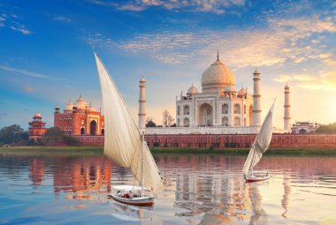 Ünlü Taj Mahal kompleksi, Yamuna nehri ve tekneler, güzel gün batımı, Agra, Hindistan