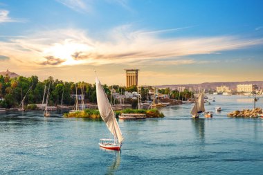 Nil ve yelkenliler, ünlü Aswan manzarası, Mısır.
