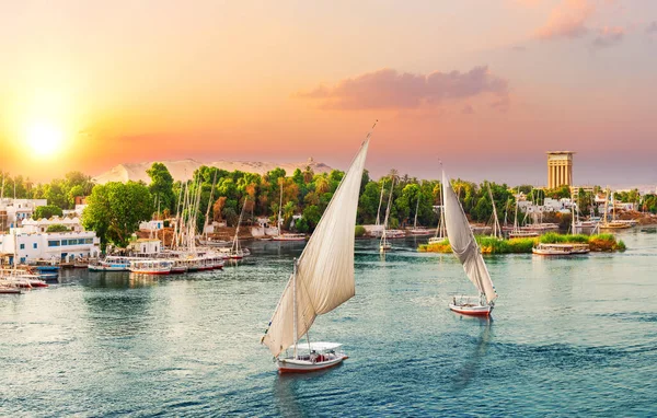 Aswan 'da gün batımı, Nil manzarası ve tekneler, Mısır — Stok fotoğraf