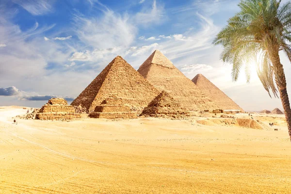 Pirâmides de Gizé vista principal, maravilha do mundo do Egito — Fotografia de Stock