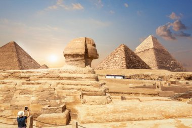 Giza 'da Sfenks ve Piramitlerin tadını çıkaran bir turist, Mısır