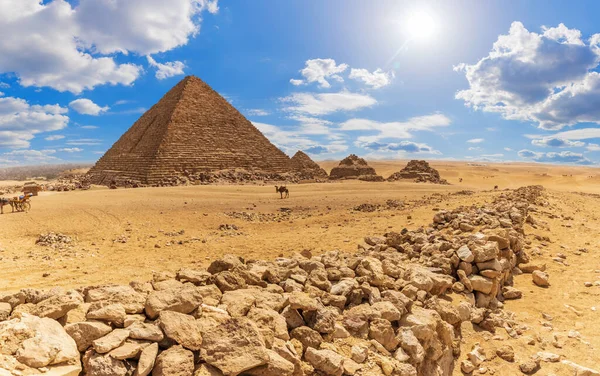 A Pirâmide de Menkaure e as rochas no deserto de Gizé, Egito — Fotografia de Stock