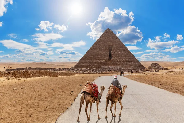 Camino a la Pirámide de Menkaure y los beduinos con camellos, Giza, Egipto — Foto de Stock