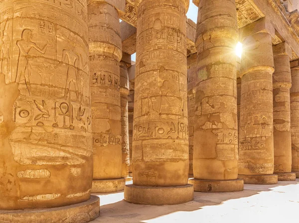 埃及卢克索Karnak庙宇建筑群中的大低柱 — 图库照片