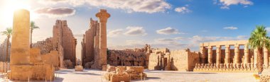 Meşhur antik Karnak Tapınağı kompleksi, güzel yaz manzarası, Lüksör, Mısır.