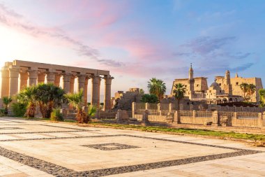 Luxor Tapınağı sütunları ve Birinci Sütun, meydandan güzel manzara, Mısır.