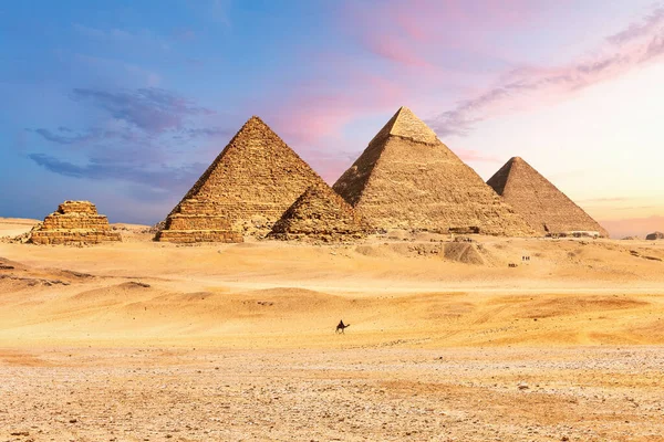 Berömda stora pyramider i Egypten, Giza, Kairo-distriktet — Stockfoto