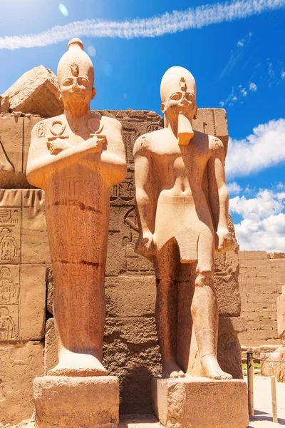Estatuas antiguas de Thutmes III, Karnak Temple Pylon, Luxor, Egipto — Foto de Stock