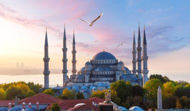 Güneş doğarken Mavi Cami veya Sultan Ahmet Camii, İstanbul, Türkiye